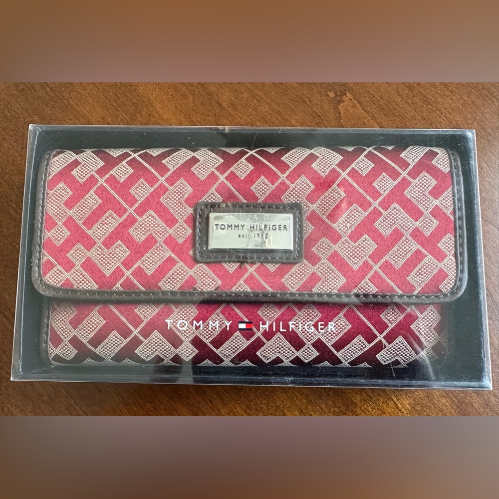 Tommy Hilfiger wallet/billfold/checkbook cover - NIB